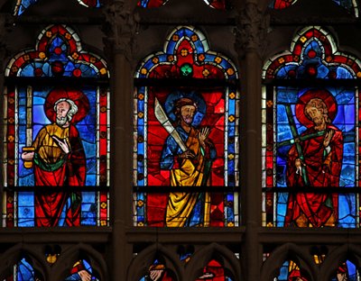 Vindu w102 som viser St. Matthias, St. Bartholomew og St. Andrew av French School