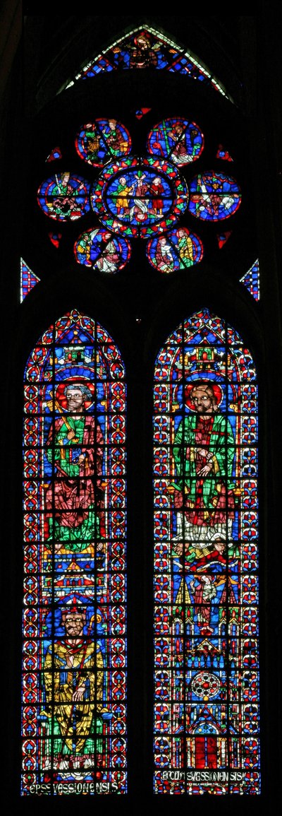 Vindu w102 som viser St Peter og St Andrew; Soissons katedral og en biskop; i rosen Scener fra St Peters liv av French School