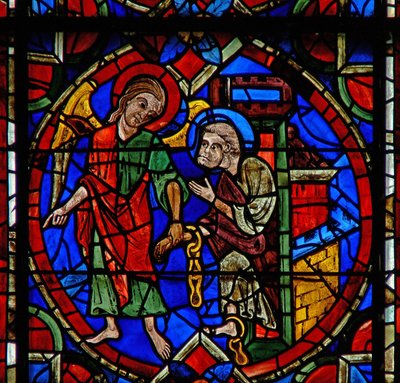 Vindu w107a som viser St Peter ledet ut av fengselet av en engel av French School
