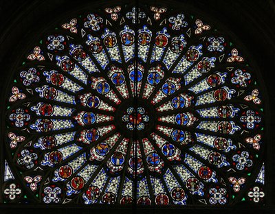 Vindu w121, nordrosevinduet, som viser apostler, evangelister, biskoper, konger, martyrer, St Peter og St Paul (rosevindu - internt) av French School