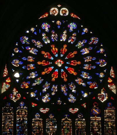 Vindu w135 som viser Gud, serafer, musikalske engler og ti av apostlene. lansettene nedenfor inneholder sene C16-figurer, skytshelgenene for de daværende kanonene: St James, St Christopher, St Charlemagn av French School