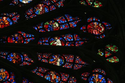 Vindu w141 som viser et utsnitt av det vestlige rosevinduet av French School