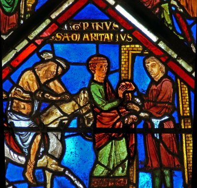Vindu w15 som viser en scene i det barmhjertige samaritan-vinduet: samaritanen tar med pilegrimen til et vertshus av French School
