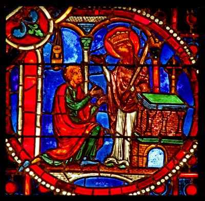 Vindu w1 som viser en scene fra Theophilus-historien: han ber foran en statue av jomfruen som deretter viser seg for ham av French School