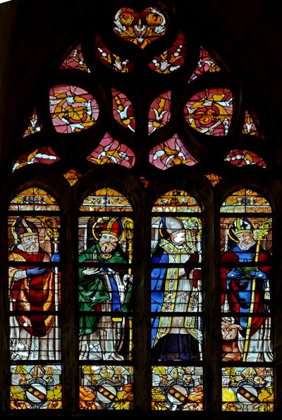 Vindu w203 som viser St. Hilarire, en uidentifisert helgen, St. Exupery, St. Sernin av French School