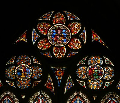 Vindu w203 som viser tracery-lysene med tre engler av French School