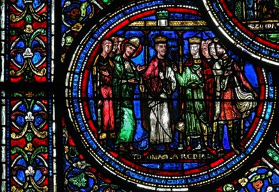 Vindu w23 som viser St Thomas Becket med Henry II og Louis VII av French School