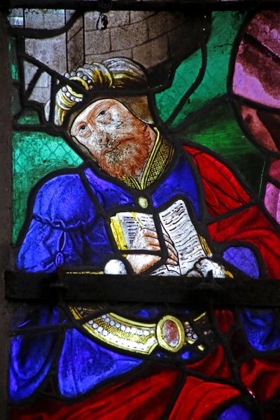 Vindu w2 som viser St Peter med Simon Magus som river opp bøkene hans av French School