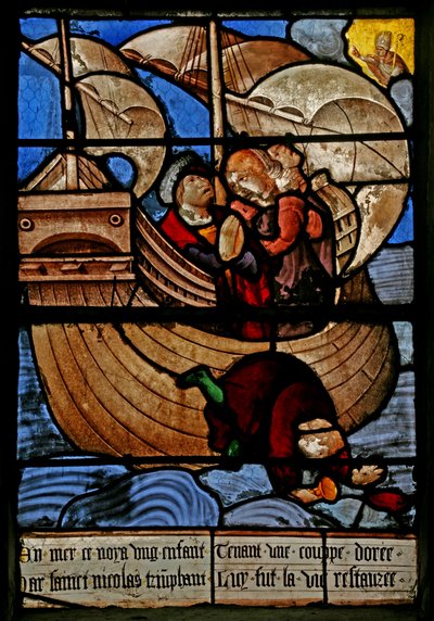 Vindu w3 som viser en scene fra en legende om St. Nicholas: guttens mirakel og koppen: en gutt faller over bord og mister en gullbeger av French School