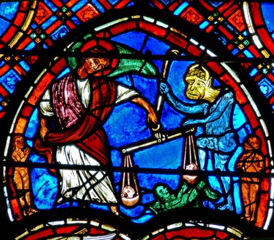 Vindu w4 som viser en scene fra den siste dommen: St. Michael veier sjelene av French School