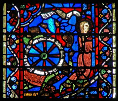 Vindu w53 som viser en scene fra St. Catherines liv: torturistene forbereder hjulet for prøvelsen hennes. av French School