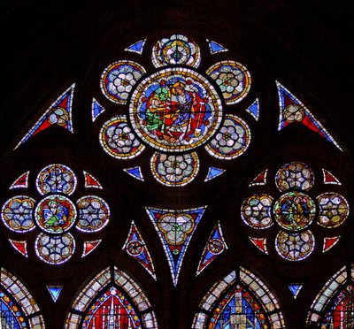 Vindu w7 som viser tracery-lysene med to engler og Noli Me Tangere av French School