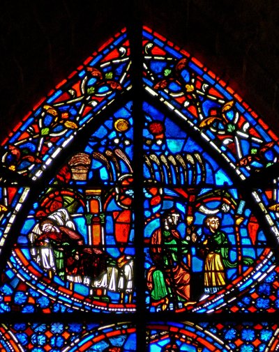 Vindu w9 som viser Josephs drøm; solen, månen, stjernene og hans brødres hvetekorn bøyer seg for ham. Faren formaner ham. av French School