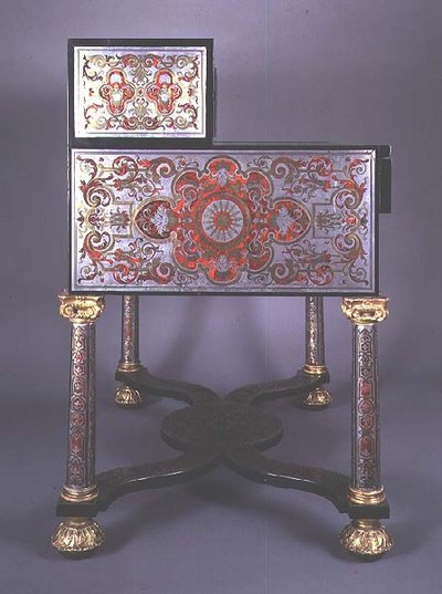 Skrivebord dekorert med intarsia av messing i Boulle-stil innlagt med skilpaddeskall, med forgylte fester (messing og skilpaddeskall) (se også 77182) av French School