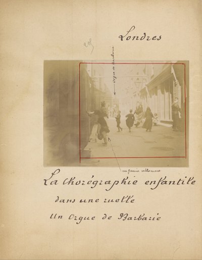 London. Barnekoreografen i en bakgate Un Oigue Barbarie av French Unknown maker