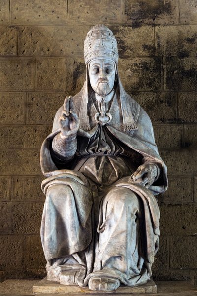 Statue av pave Julius III av billedhugger Fulvio Signorini i Chigi Saracini-palasset, Siena, Siena-provinsen, Toscana, Italia (bilde) av Fulvio Signorini