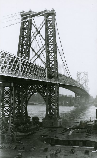 Williamsburg Bridge over East River under bygging, 1898 av G.P. Hall und Sohn