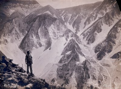 Utsikt over Apuan-alpene med marmorbruddene. Noen få menn som beundrer utsikten dukker opp i forgrunnen. (s/hvitt bilde) av G. Armani