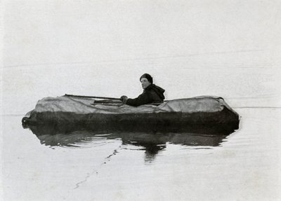 Campbell flytende i en kajakk, 1911, 1913 av G. Murray Levick