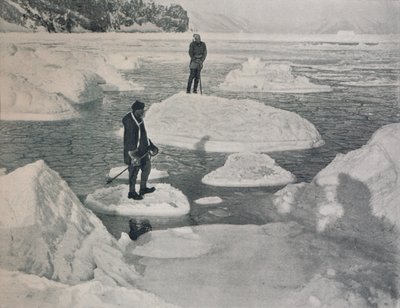 Campbell og Priestley flytende på pannekakeis, 1912, 1913 av G. Murray Levick