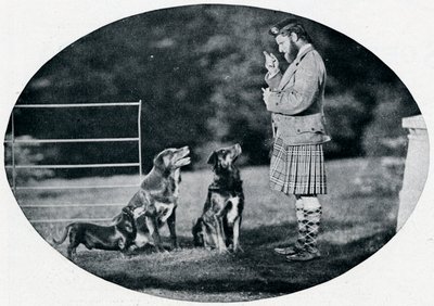 Mr. Francis Clark, The Queens Gillie, med tre av hennes favoritthunder, c1899, 1901 av G. W. Wilson and Company