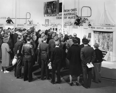 Produktdemonstrasjoner, New York Worlds Fair, 1939 av Gabriel Moulin
