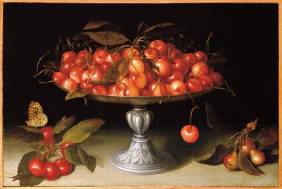 Kirsebær i sølvkompott med crabapples på en steinhylle og en fritillary sommerfugl av Galizia Fede