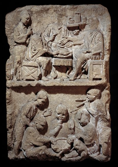 Art Gallo Romain: stele som representerer en scene med måltider og barneleker. 50 f.Kr.-100 e.Kr. Metz. Museum of Fine Arts av Gallo Roman