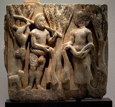 Bytt klær med en jeger. Lavrelieff skulpturert, kunst av Gandhara (Pakistan), 2.-3. århundre. Nasjonalmuseet i Korea, Seoul (Sør-Korea). av Gandhara School