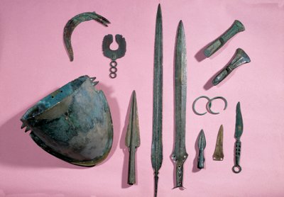 Gallisk kunst: bronsehjelm, øks, sigd, pynt, epee, armbånd, pigg fra Theil a Billy sur Loir. 1150 - 950 f.Kr. Saint-Germain-en-Laye, Antikvitetsmuseet av Gaulish Gaulish