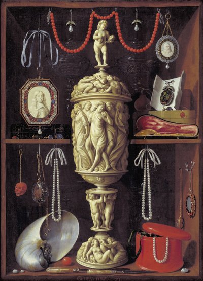 Et skap med kunstgjenstander av Georg Hainz