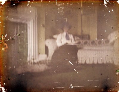 Kvinne sitter på en sofa, ca. 1910 (autokrom) av George Bernard Shaw