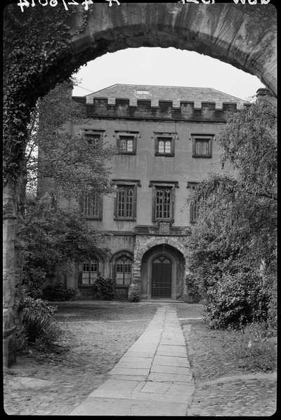 Vegg med buegang foran nr. 9, The College, County Durham, 1942. av George Bernard Wood