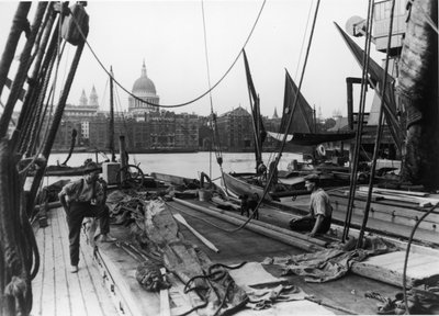 Men on a Thames barge, South Bank, Lambeth, London, tidlig på 1900-tallet av George Davison Reid