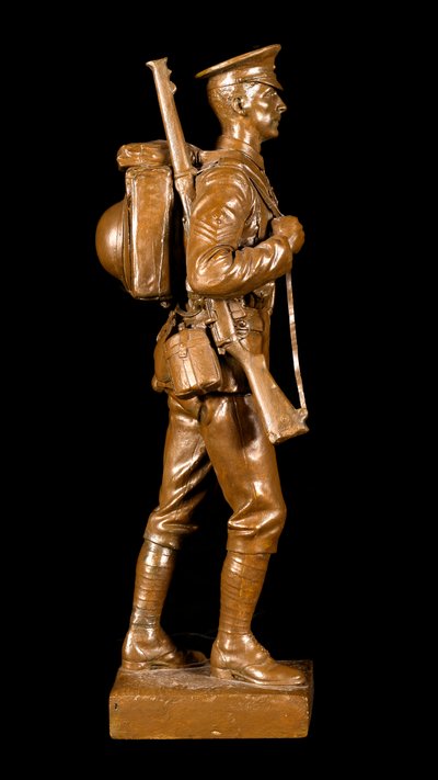 A Sergeant of the Grenadier Guards in Marching Order, ca. 1920 (gips med bronsefarget patina) av George Edward Wade