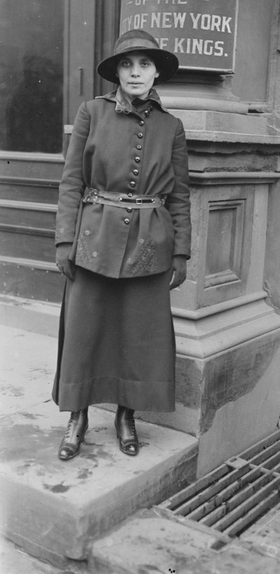 Fania Mindell sannsynligvis tatt under Bownsville-rettssaken, 1917 av George Grantham Bain