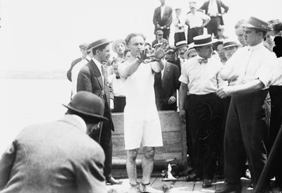 Harry Houdini ble satt i håndjern før han ble spikret inn i en kasse og senket ned i New York Bay, 1912 av George Grantham Bain