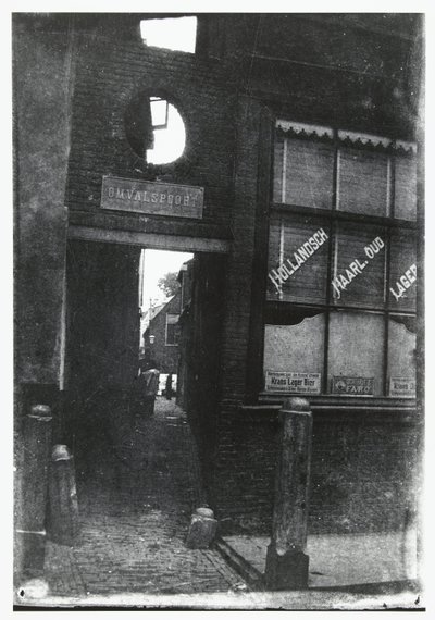 Utsikt gjennom Omvalspoort i Haarlem av George Hendrik Breitner