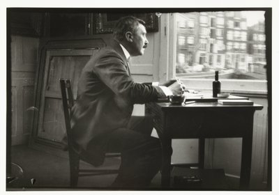 Portrett av Willem Witsen foran vinduet på båten hans av George Hendrik Breitner