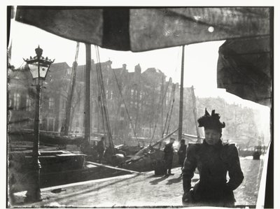 Portrett av en kvinne som går langs Prinsengracht i Amsterdam av George Hendrik Breitner