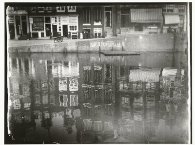 Refleksjon av kanalhus i vannet på Singel 377 til 385 i Amsterdam av George Hendrik Breitner