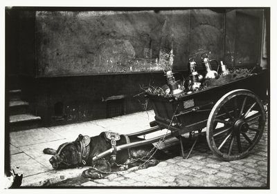 Trekker hund strukket foran en vogn med busser av George Hendrik Breitner