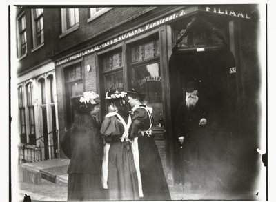 Fire unge kvinner på gaten foran smaksrommet Koggink i Runstraat i Amsterdam av George Hendrik Breitner
