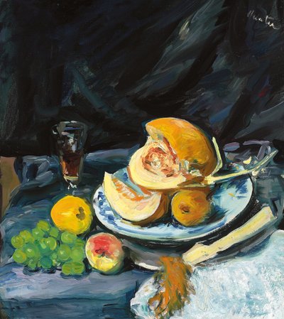 Stilleben med kuttet melon, glass og vifte, ca. 1920 av George Leslie Hunter