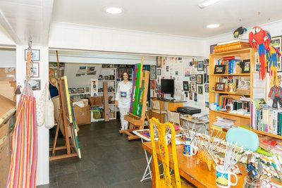 Cristina Rodriguez i studioet hennes, 2022 av Bartolome Esteban and studio Murillo