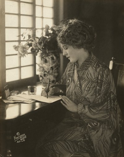 Mary Pickford, iført kimono, skriver ved et skrivebord, ca. 1918 (s/hvitt-bilde) av Bartolome Esteban and studio Murillo