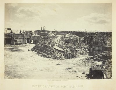 Innvendig utsikt over Fort Sumpter, 1866. av George N. Barnard
