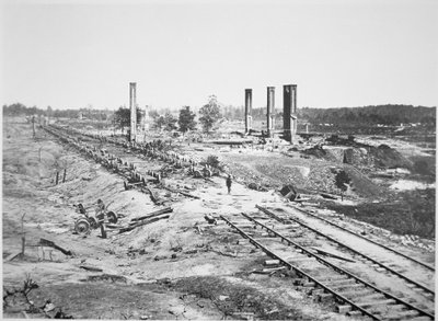 Ruins of Hoods 28-bilers ammunisjonstog og Scofield Rolling Mill, nær Atlanta, Georgia, september 1864 (s/hv-fotografi) av George N. Barnard