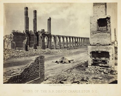 Ruiner av jernbanedepotet i Charleston, South Carolina av George N. Barnard