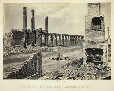 Ruinene av R.R. Depot Charleston, S.C., 1865. av George N. Barnard